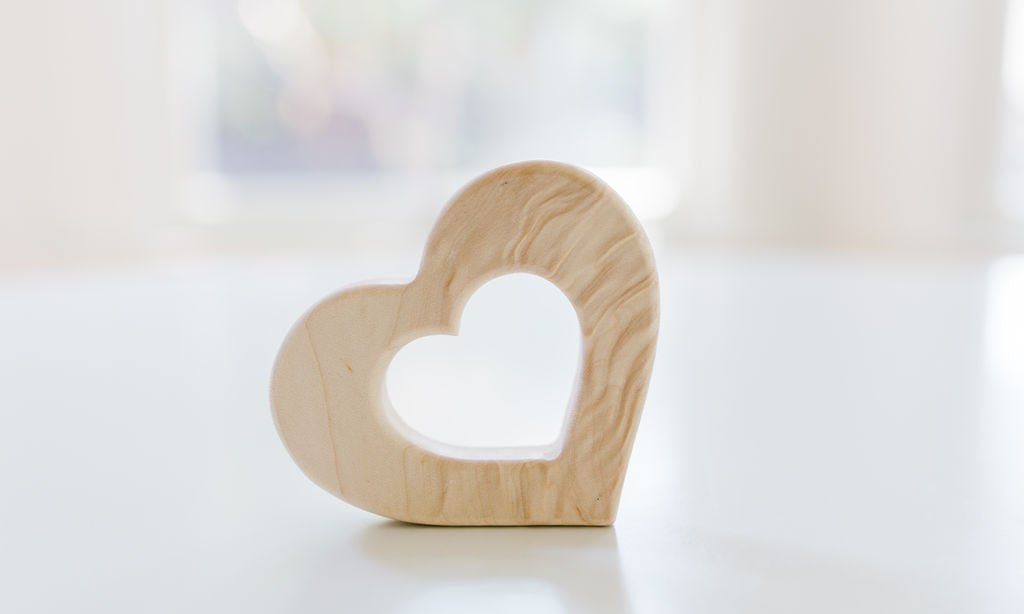Hochet d'éveil en bois en forme de cœur