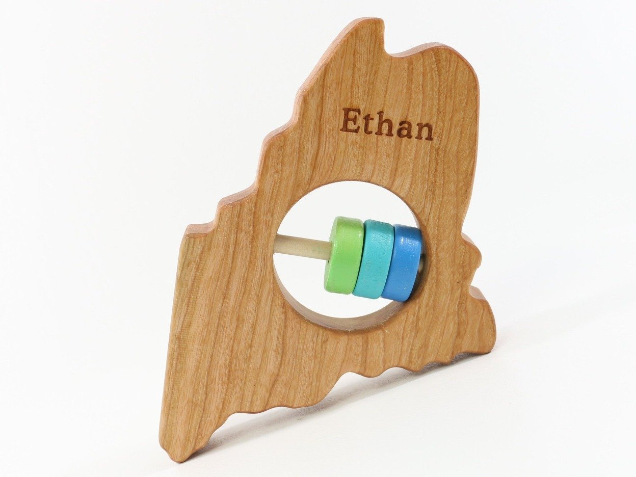 Hochet en bois pour bébé de l'État du Maine™
