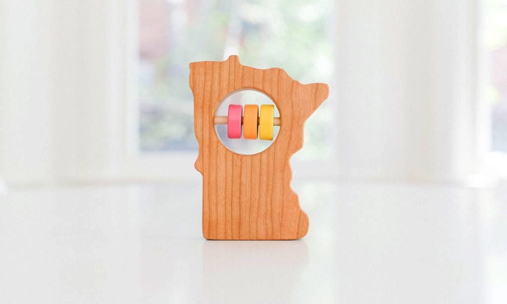 Hochet en bois Minnesota pour bébé™