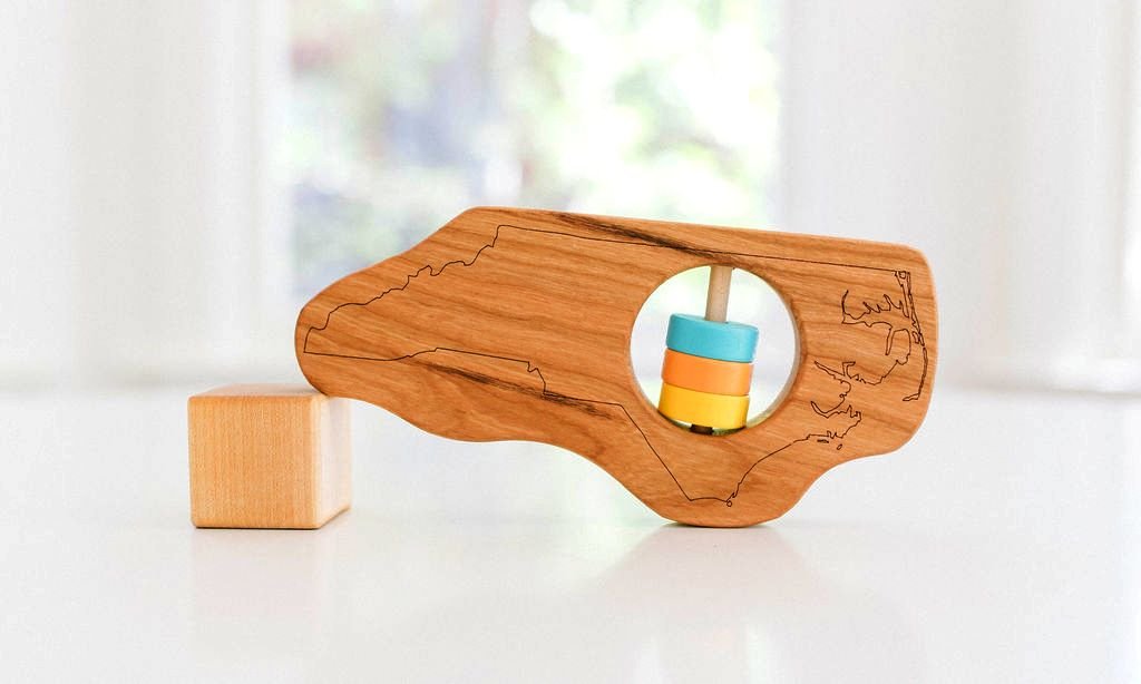Hochet en bois pour bébé de Caroline du Nord™