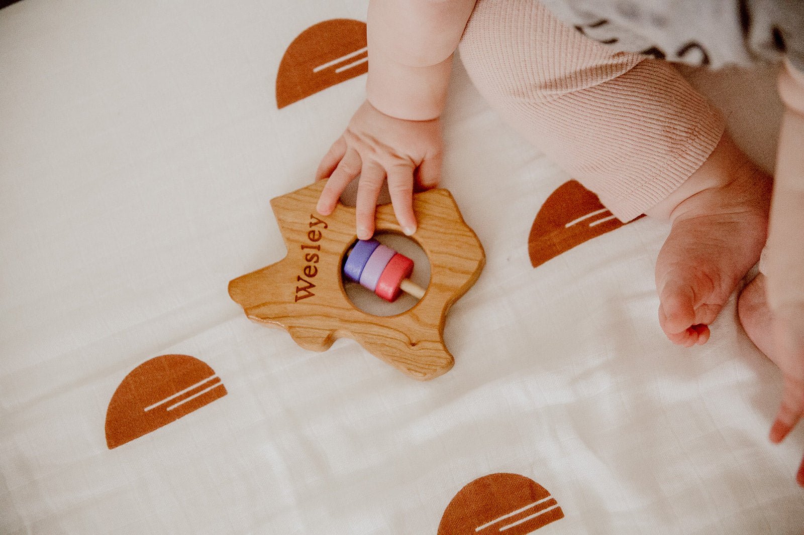 Hochet en bois du Texas pour bébé™